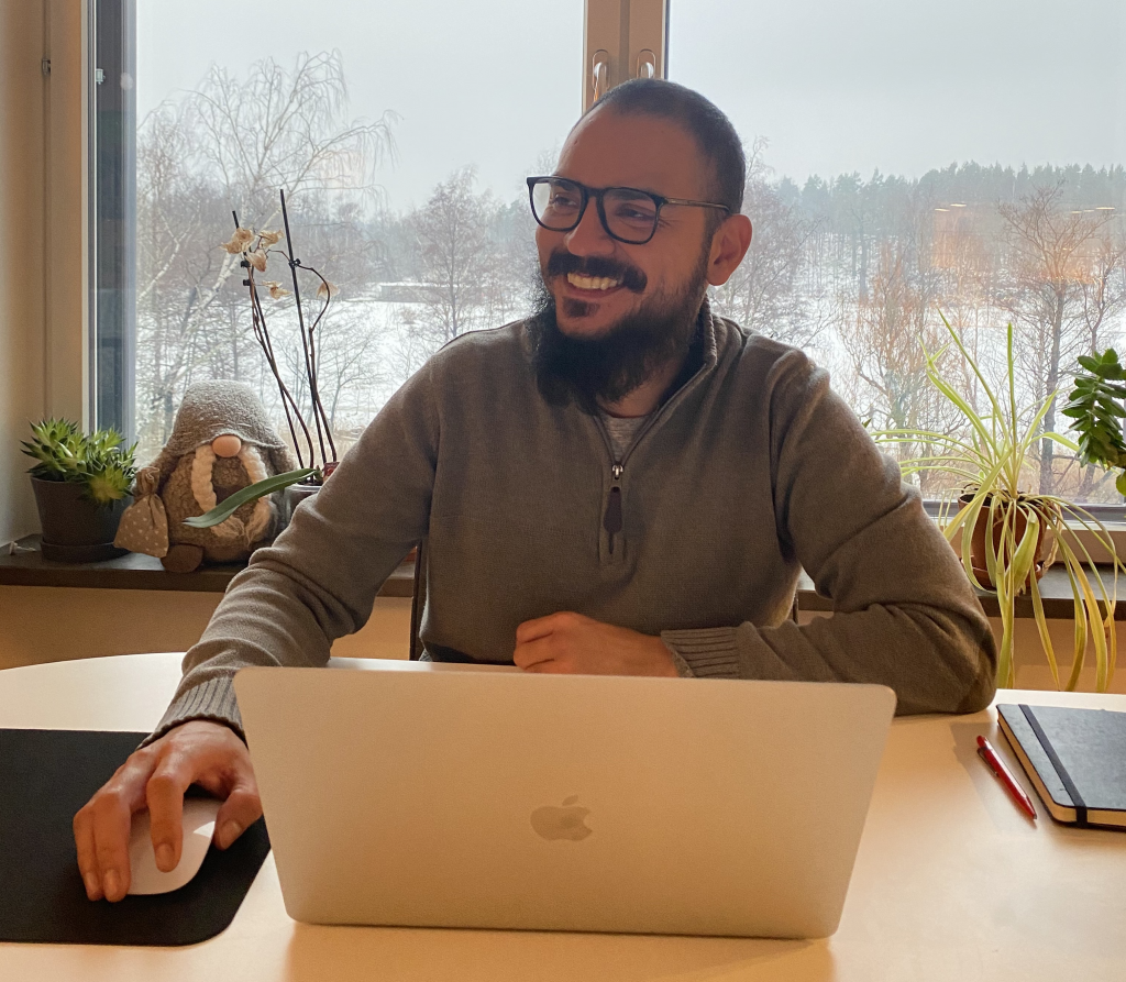 Alumnus Thiago at his desk