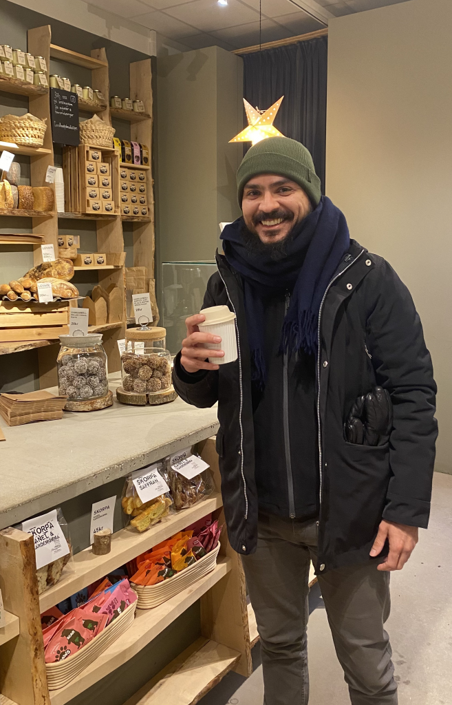 Alumnus Thiago in a café