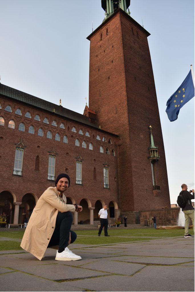 Adam in front of Rådhuset in Stockholm