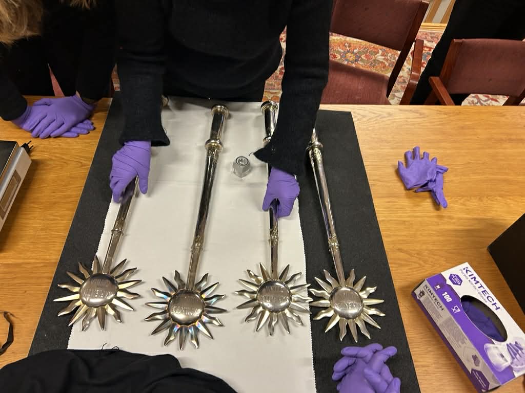 The scepters and their copies being compared at Kulturen.