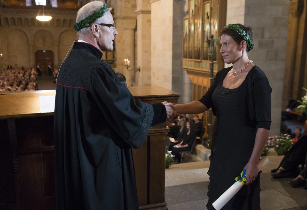 Ebba Fisher receiving a Honory doctorate by the Faculty of Humanities