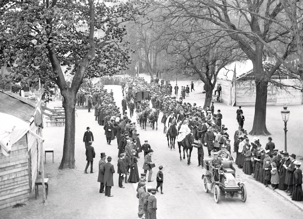 The Carnival parade in 1904, in which the legendary överliggare Sam Ask portrayed “Prince Carnival”